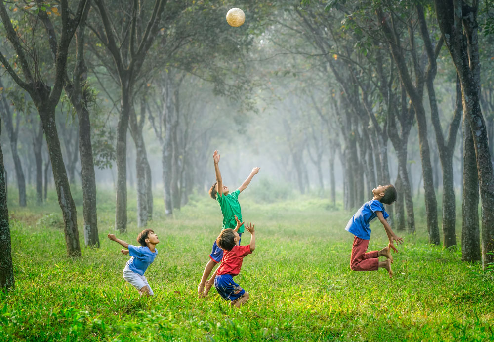 Niños jugando. Foto de Robert Collins en Unsplash.