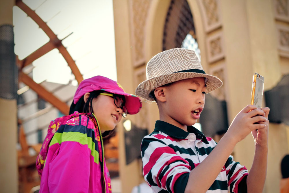 Niños tomándose una selfie. Foto de Tim Gouw en Unsplash.