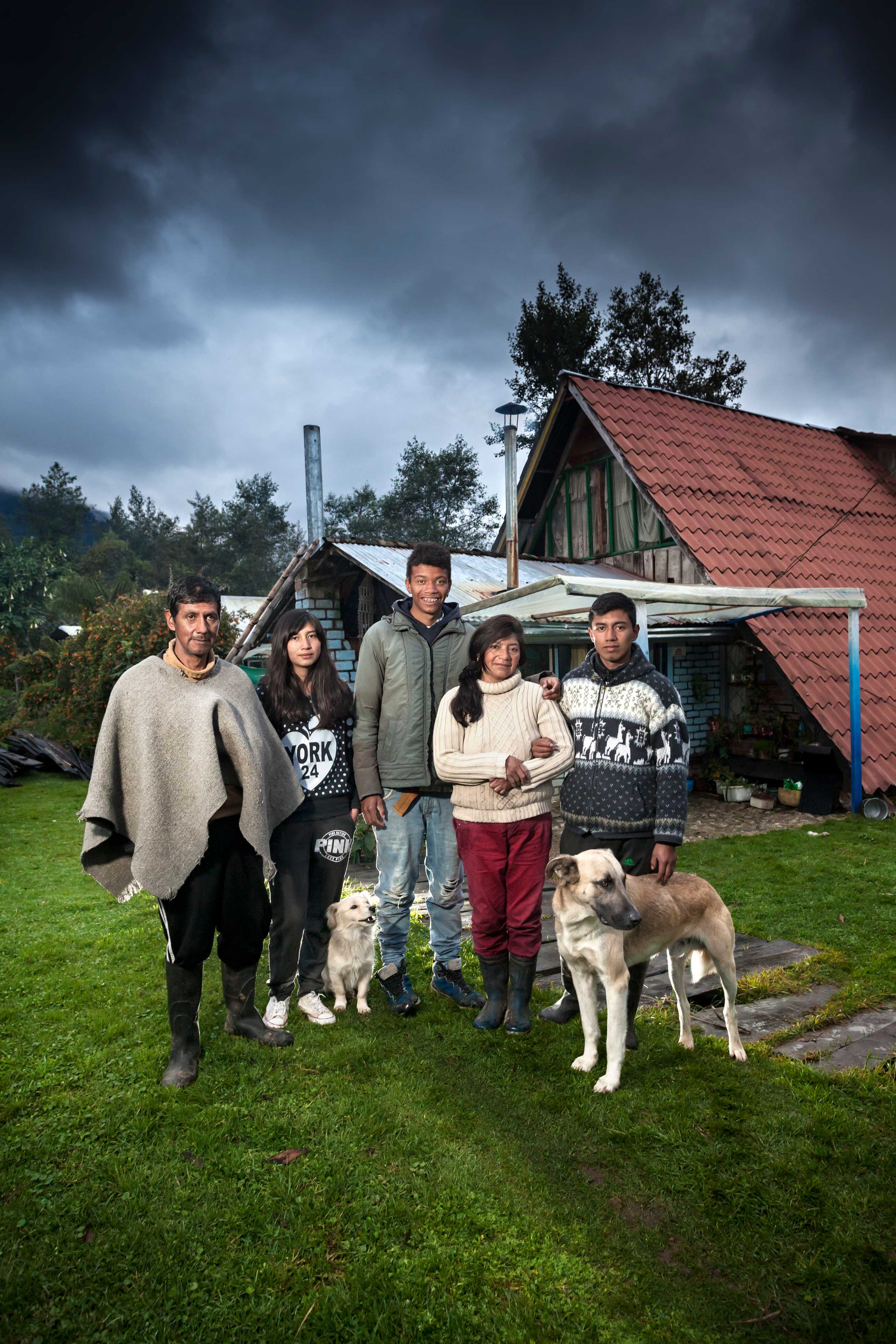 En la foto: Camilo en compañía de sus padres, hermanos y mascotas. 