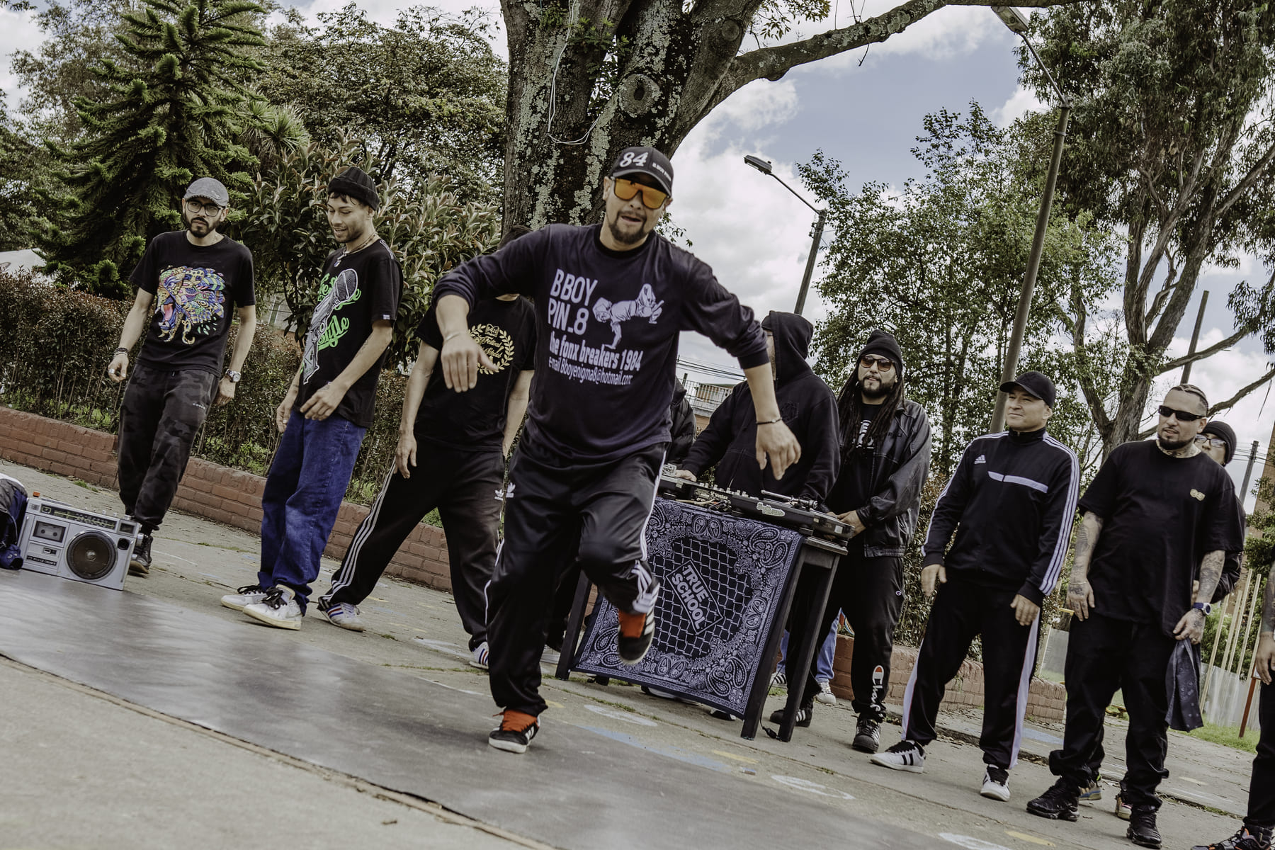 En el video de Power Moves participan bailarines de grupos como Street Power, The Fonx Breakers, Hyuntyba Crew, Universo Zu, Old Styles e Indígena Rockers. 