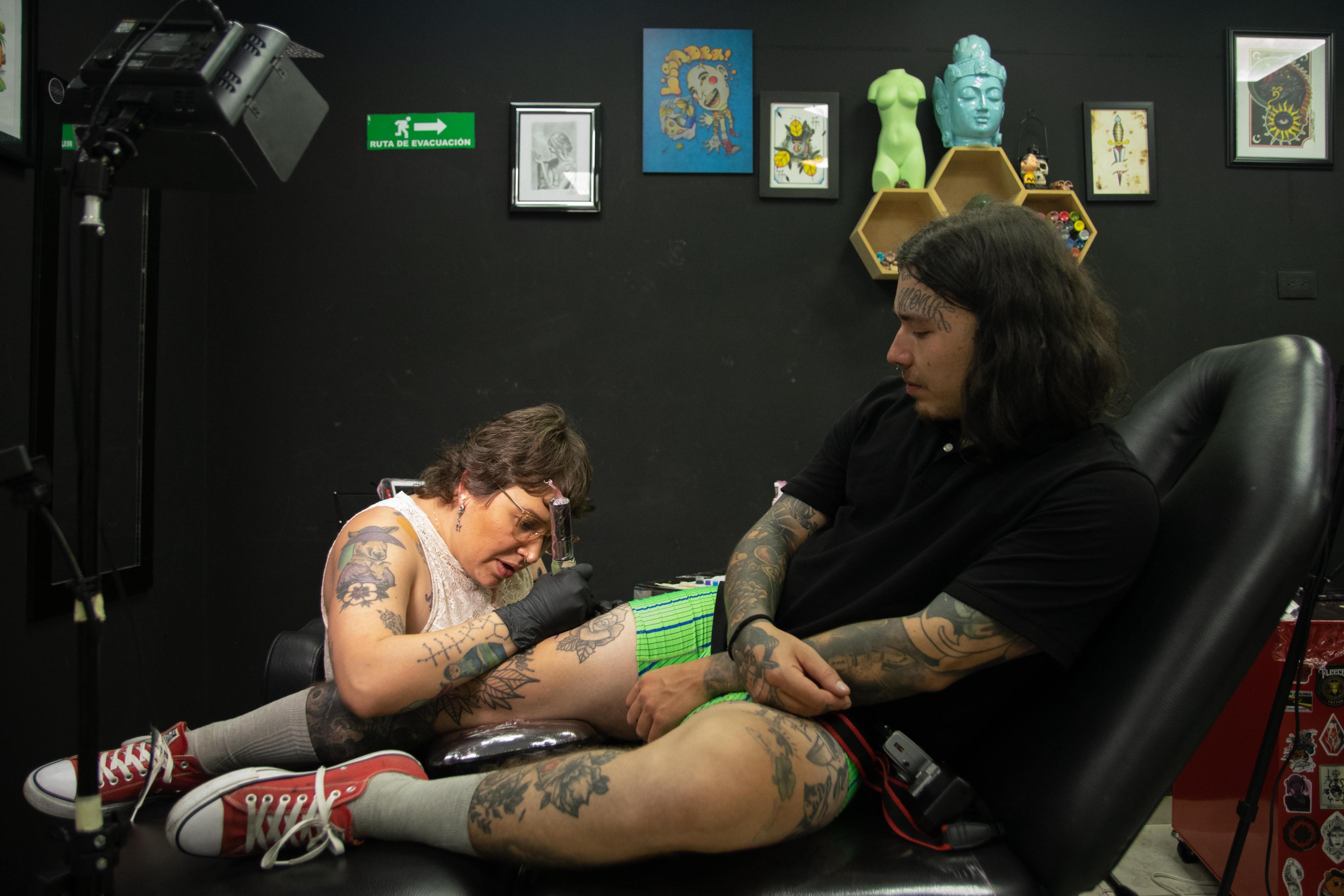 Tatuando dos de las cucarachas por las artistas @locadescabellada y @jenivaos (Fotos: Alejandro Valencia Carmona) 