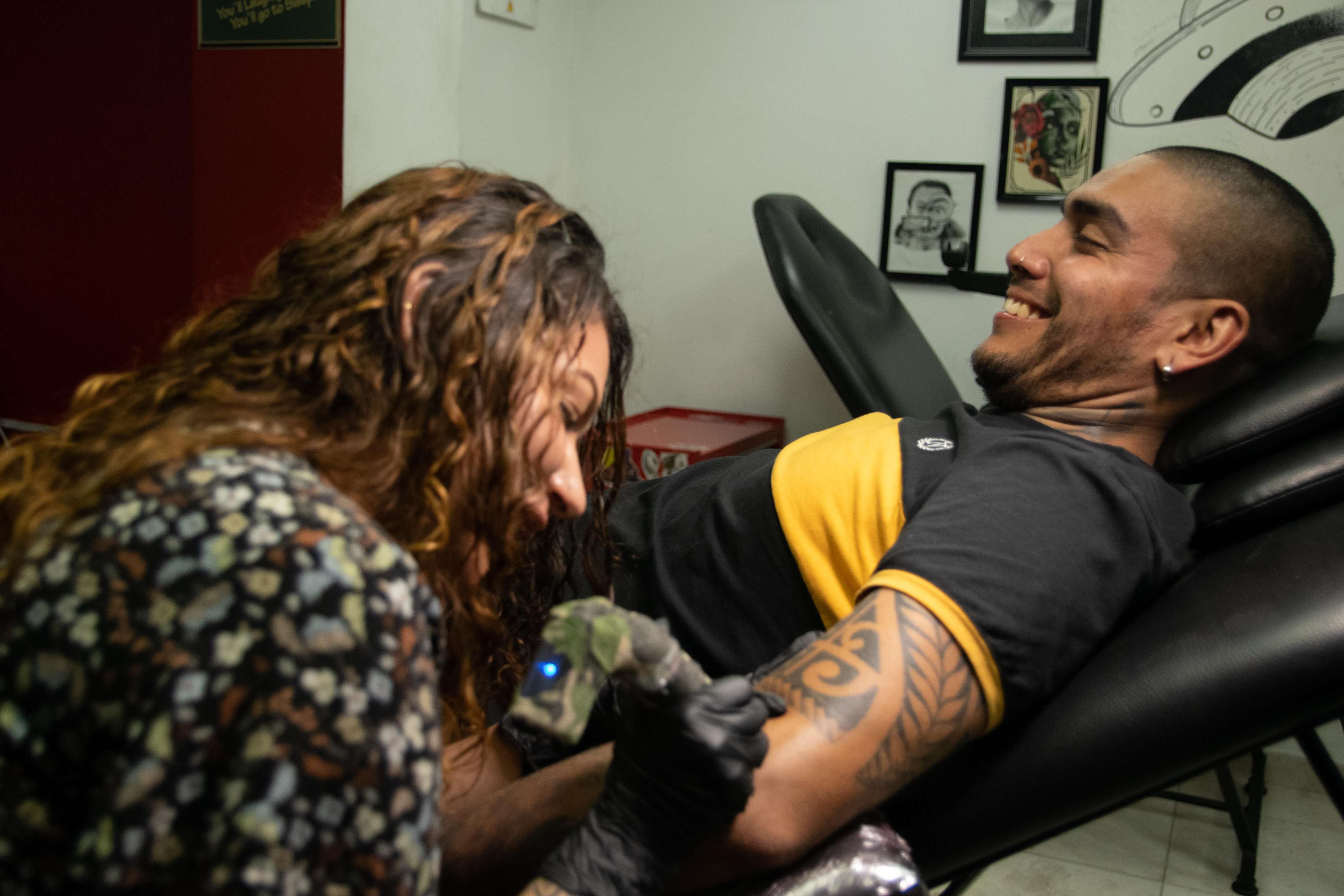  Tatuando dos de las cucarachas por la artista @jenivaos (Fotos: Alejandro Valencia Carmona) 