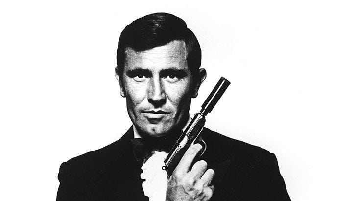 George Lazenby como James Bond