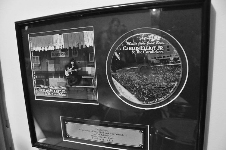 Un ensayo de Carlos Elliot Jr a blanco y negro con el Disc Makers febrero 2013