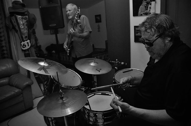 Un ensayo de Carlos Elliot Jr a blanco y negro integrante del grupo tocando la bateria