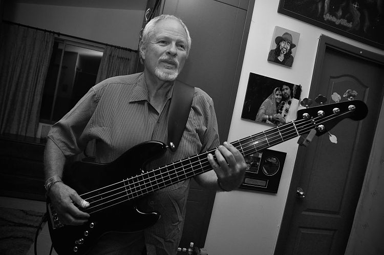 Un ensayo de Carlos Elliot Jr a blanco y negro y el guitarrista del grupo