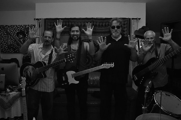 Un ensayo de Carlos Elliot Jr a blanco y negro y toda la banda posando para la foto