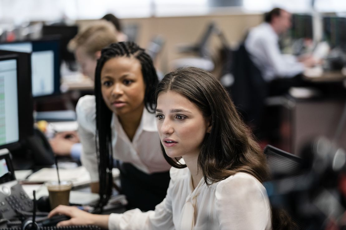 Harper y Yasmin en Industry, serie de HBO Max