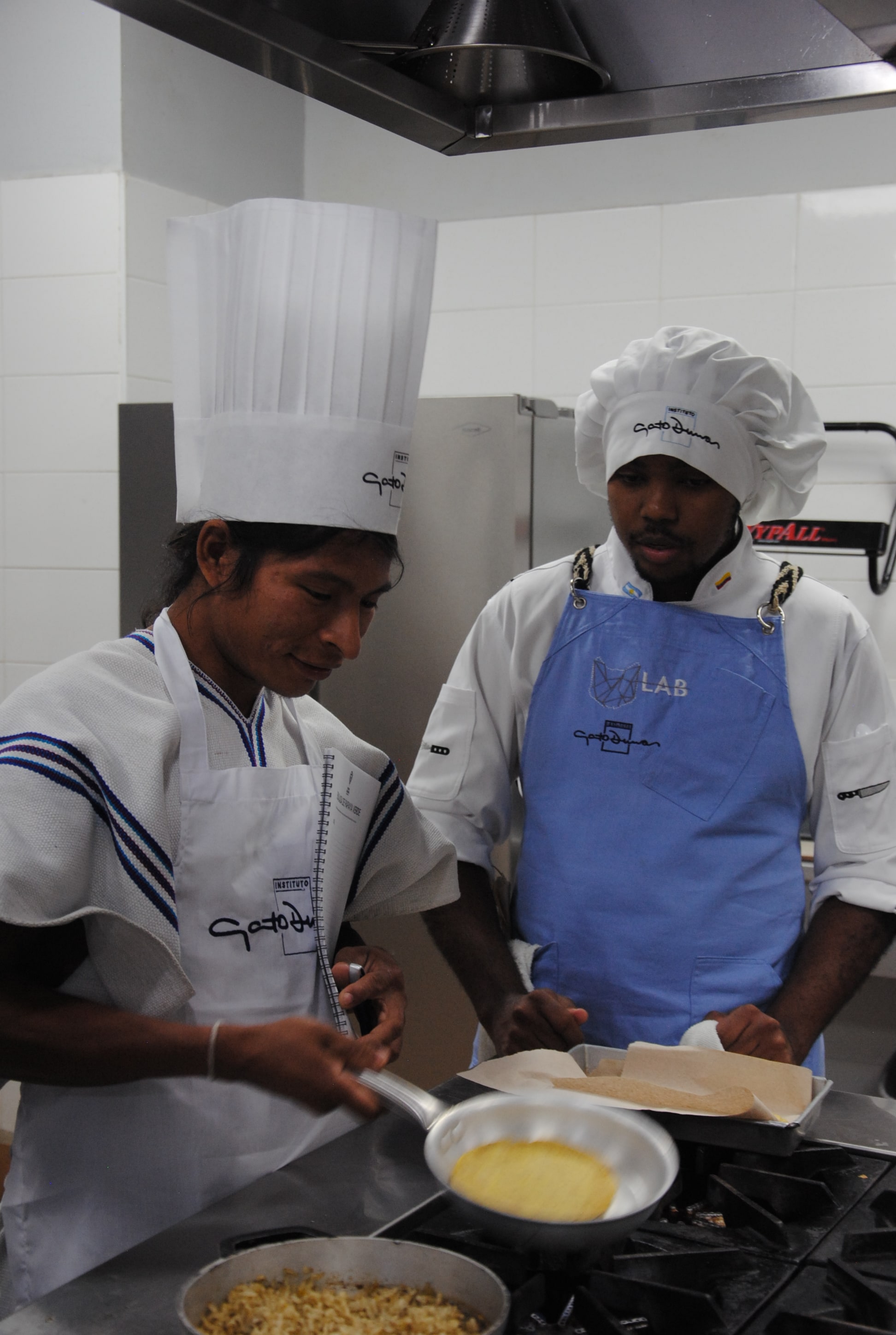 Zarawí Crespo y Kelvin Luna en el laboratorio