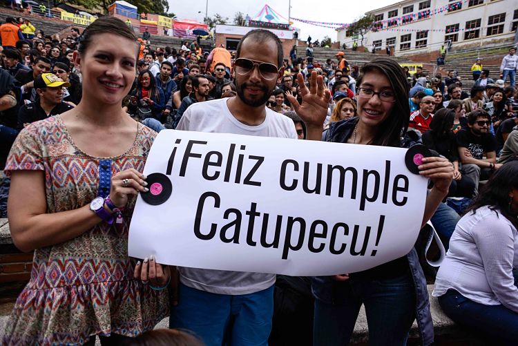 asistentes-deseandole-feliz-cumpleanos-acatupechu-machu-1