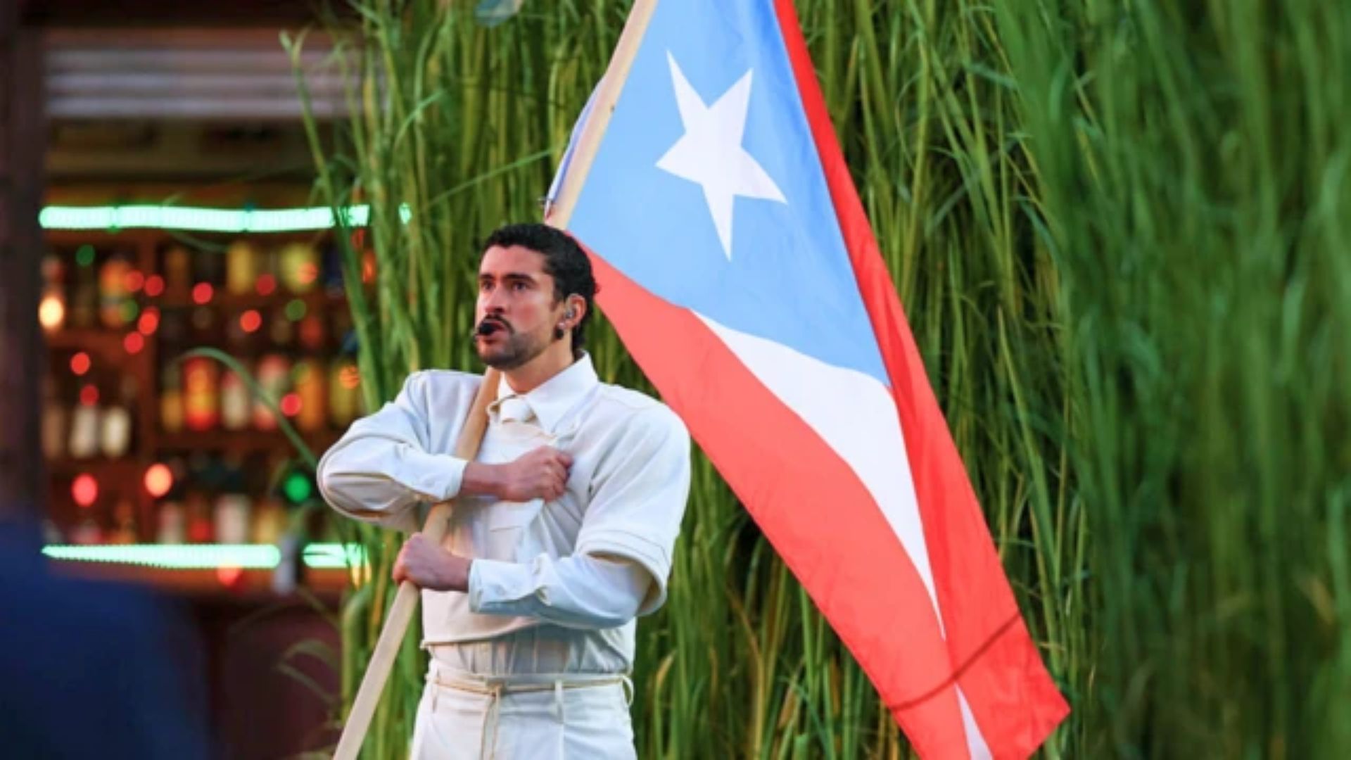Bad Bunny en el medio tiempo del Súper Bowl con la bandera azul clarito de Puerto Rico