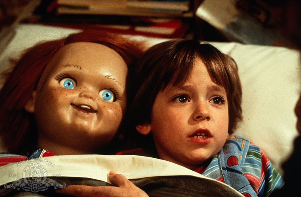 Chucky y Andy Barclay en la película Chucky: el muñeco diabólico (1988).
