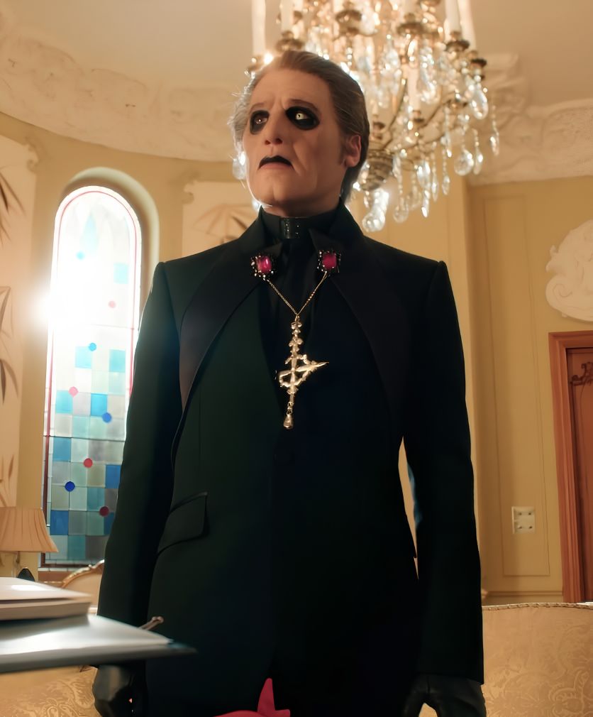 Papa Emeritus IV, posteriormente conocido como Frater Imperator, personaje interpretado por Tobias Forge dentro del universo de Ghost.