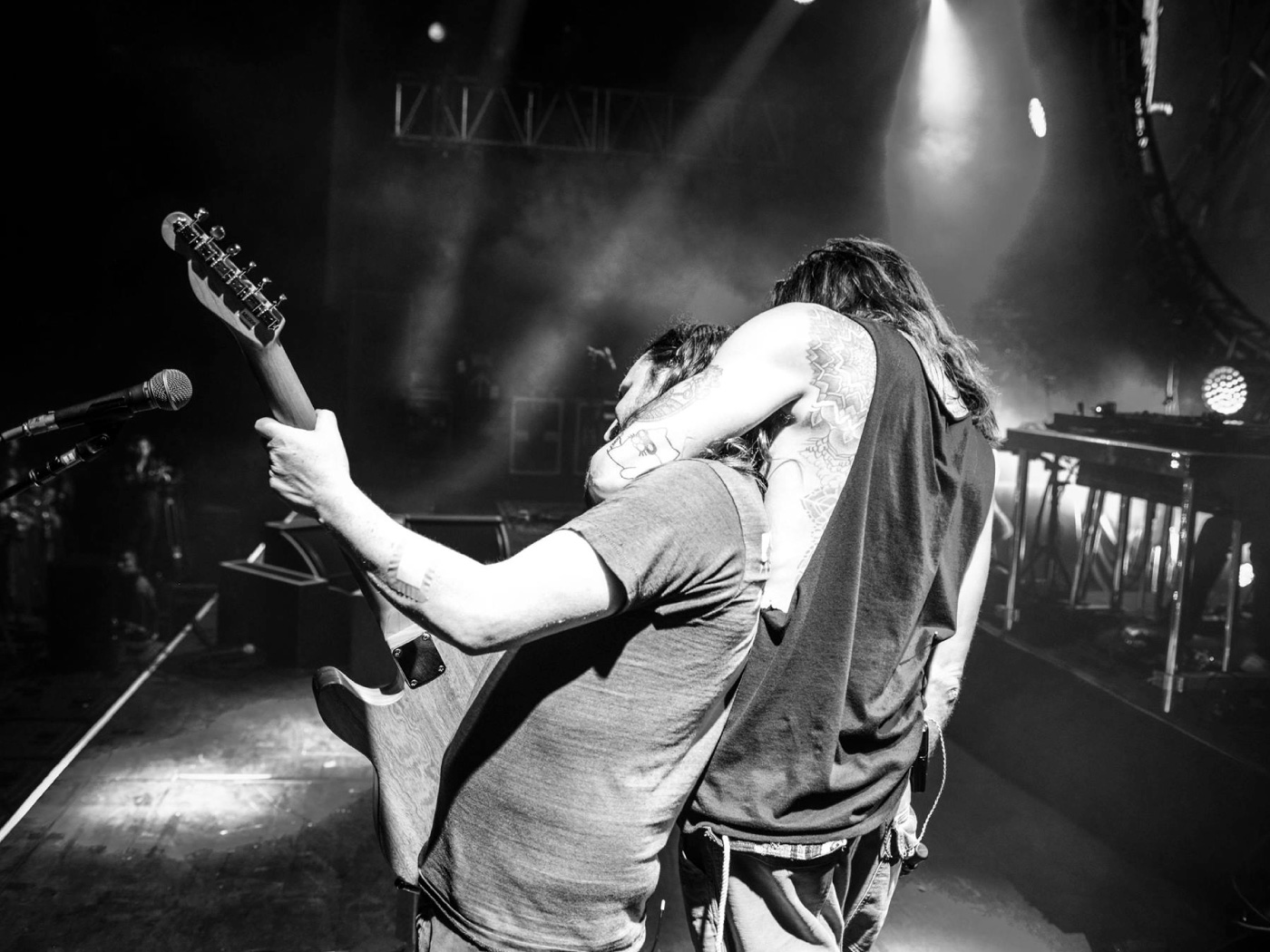 Brandon Boyd y Michael Einziger en el solo de 'Drive'. Foto tomada del Facebook oficial de Incubus.