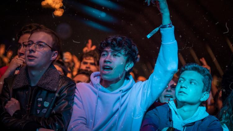 Festival Estéreo Picnic 2022 con asistentes en primer plano