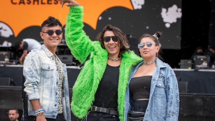 Festival Estéreo Picnic 2022 con tres asistentes posando para la fotos