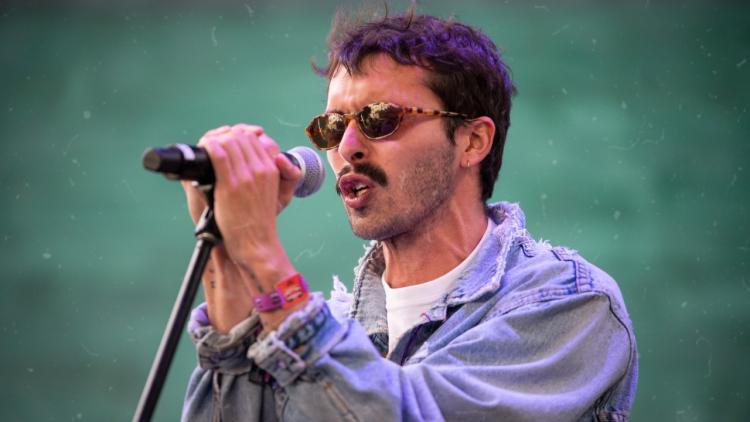 Festival Estereo Picnic 2022 artista cantando con el microfono a dos manos