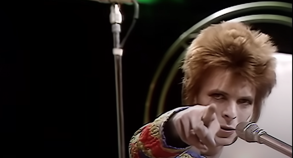 El día que David Bowie cambió la historia de la música con un dedo