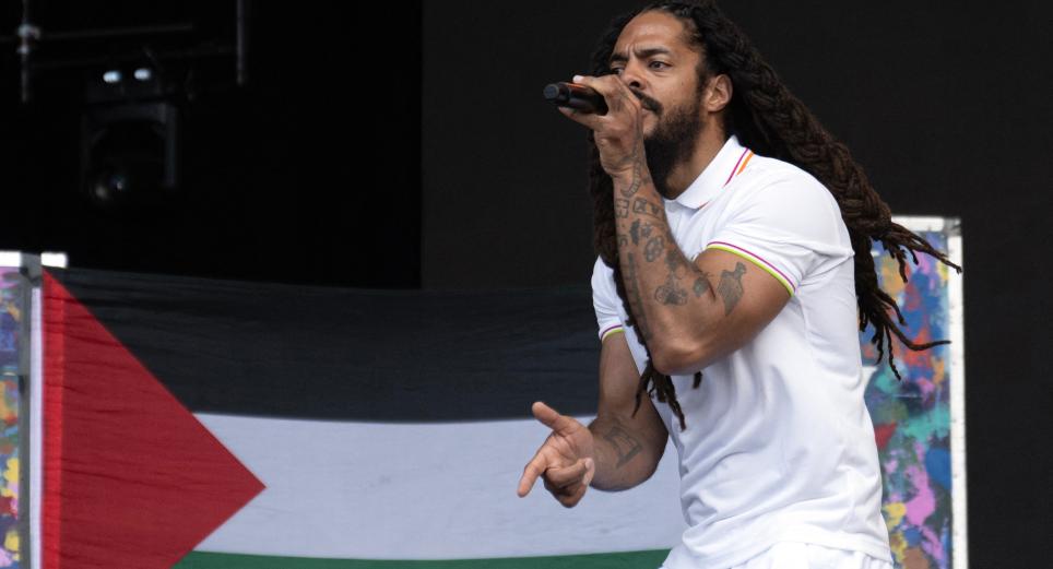 EE. UU. revoca visas a Bob Vylan por cántico en Glastonbury