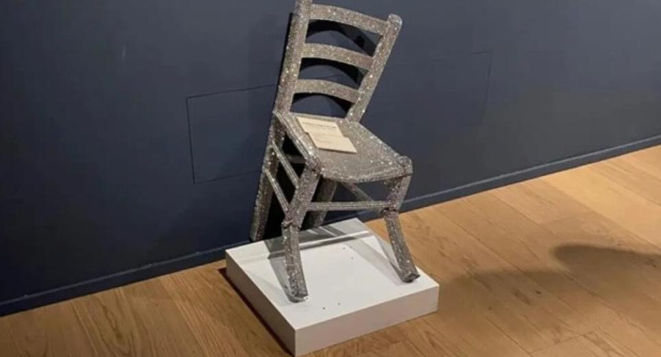 Demandado el turista que rompió ‘la silla de Van Gogh’
