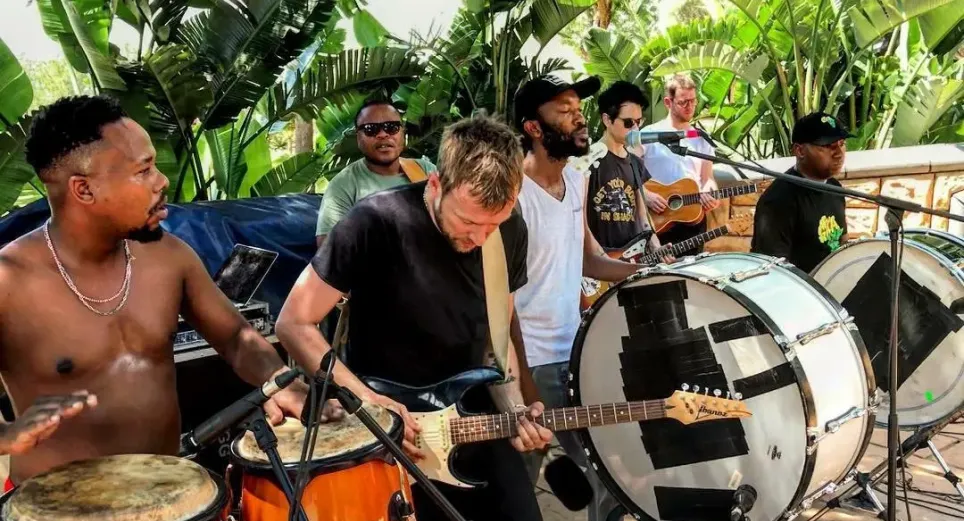 Escucha lo nuevo de Damon Albarn con África Express