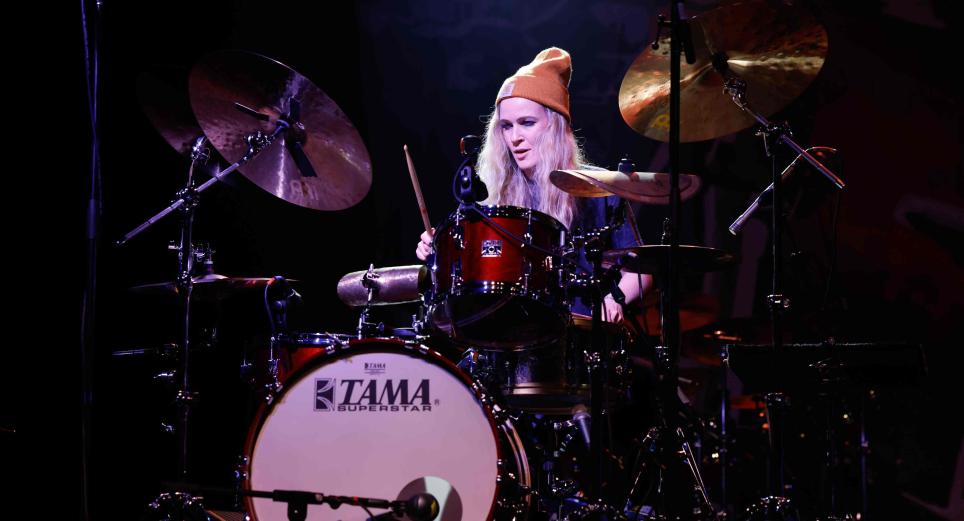 Clases de batería gratis en Medellín con la alemana Anika Nilles