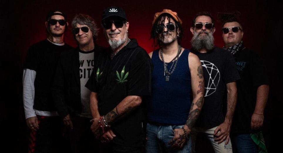 Kapanga se une a Los Caligaris y Los Estramboticos para estrenar ‘La crudita’ 