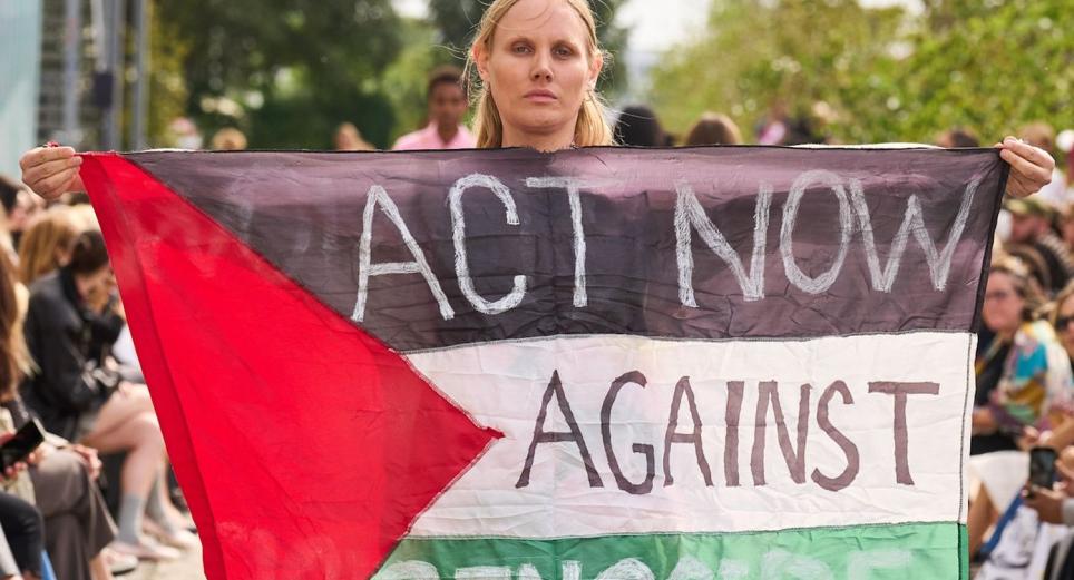 Modelo interrumpe desfile en Copenhague con mensaje pro Palestina