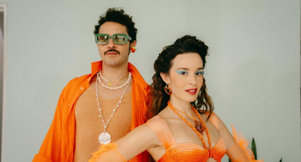 Monsieur Periné invita al baile y la libertad en ‘Aguaráchate’, nuevo sencillo 