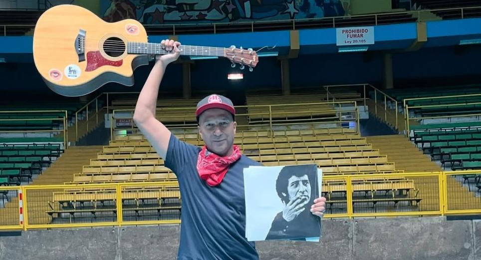 Tom Morello honra a Víctor Jara con emotivo homenaje en el Estadio de la Memoria de Chile 