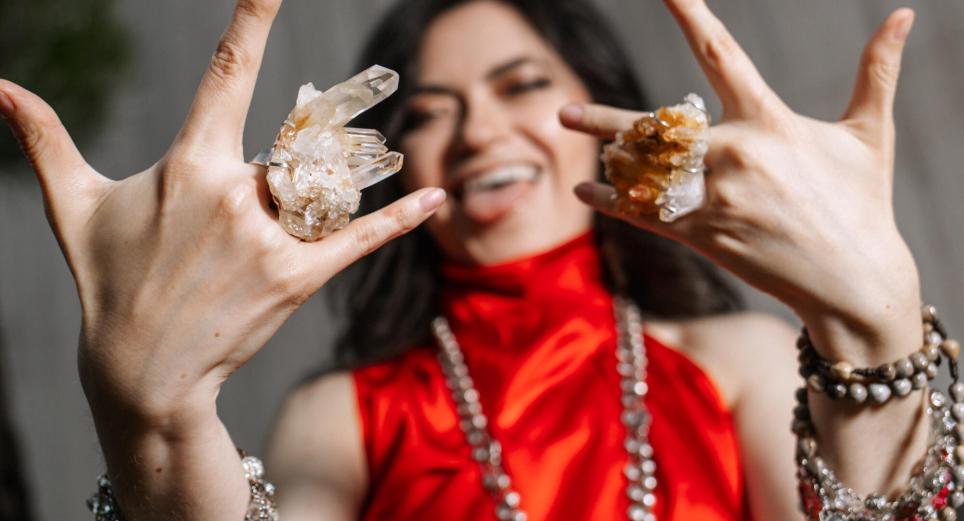 Ali Stone estrena el video oficial de 'TRNA', su canción nominada al Latin GRAMMY