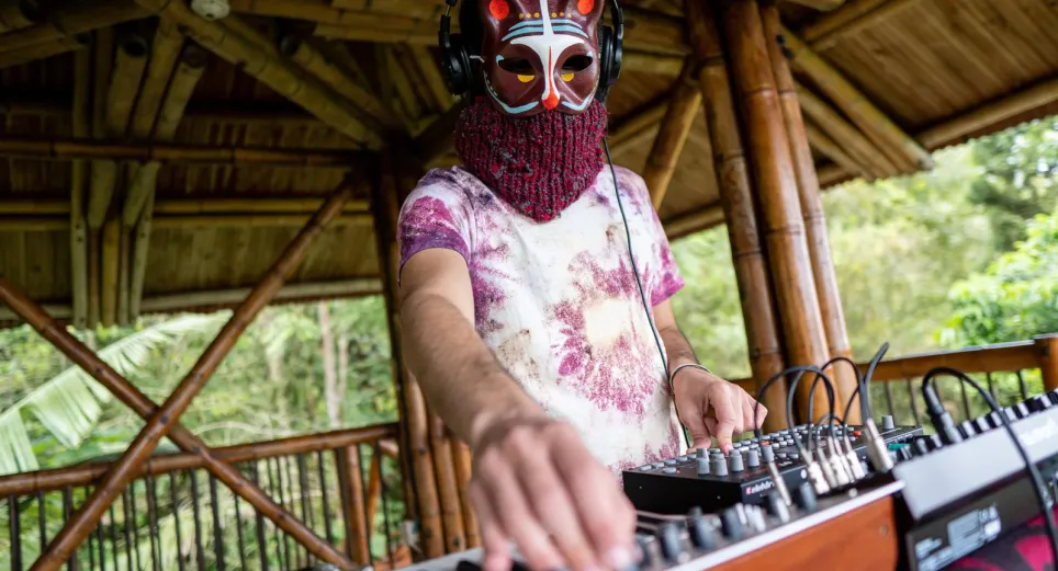 Ruido de Páramo lanza ‘Benditos los Viejos’, su nuevo sencillo folctrónico inspirado en el Pacífico colombiano