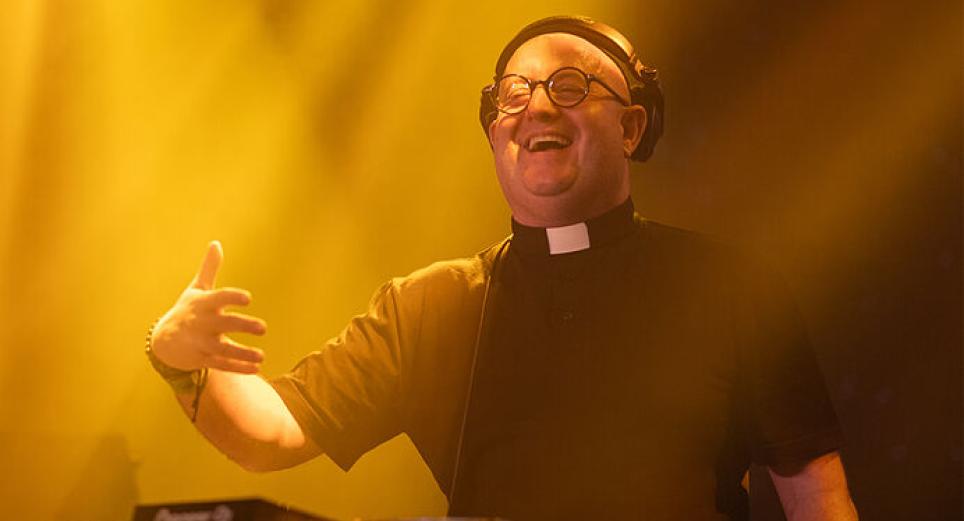 El Padre Guilherme: el DJ católico que mezcla fe y techno llega por primera vez a Colombia