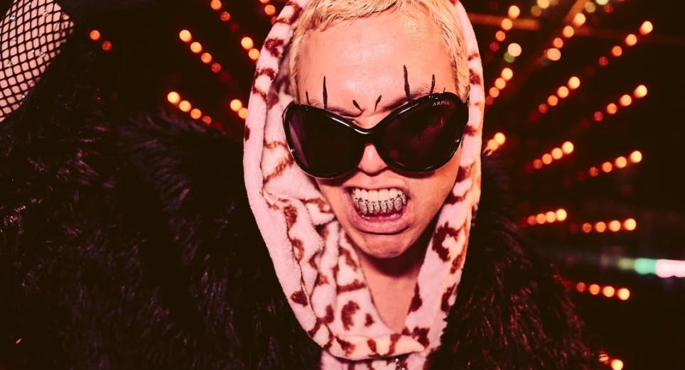 "Xfa No Te Vayas" Jambeau, the Fireboy, se vulnera en agua y nostalgia