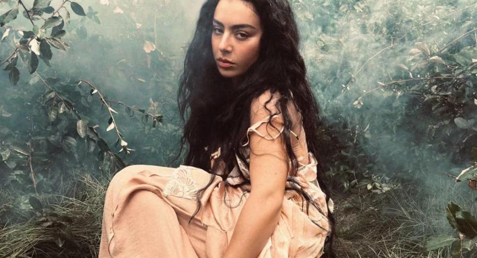 Charli XCX cambió el verde lima por el gótico: desciframos los códigos ocultos de "House" con John Cale