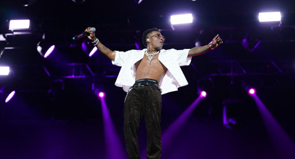 El documental de Wizkid va más allá de los afrobeats y habla de colonialismo y cultura africana