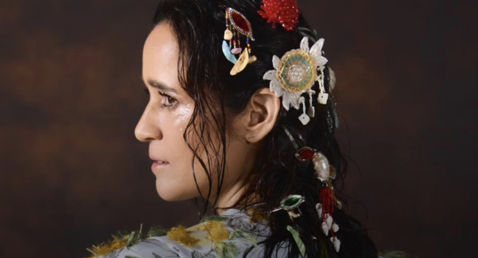 Tiempos dorados abre lo que será el nuevo disco de Julieta Venegas