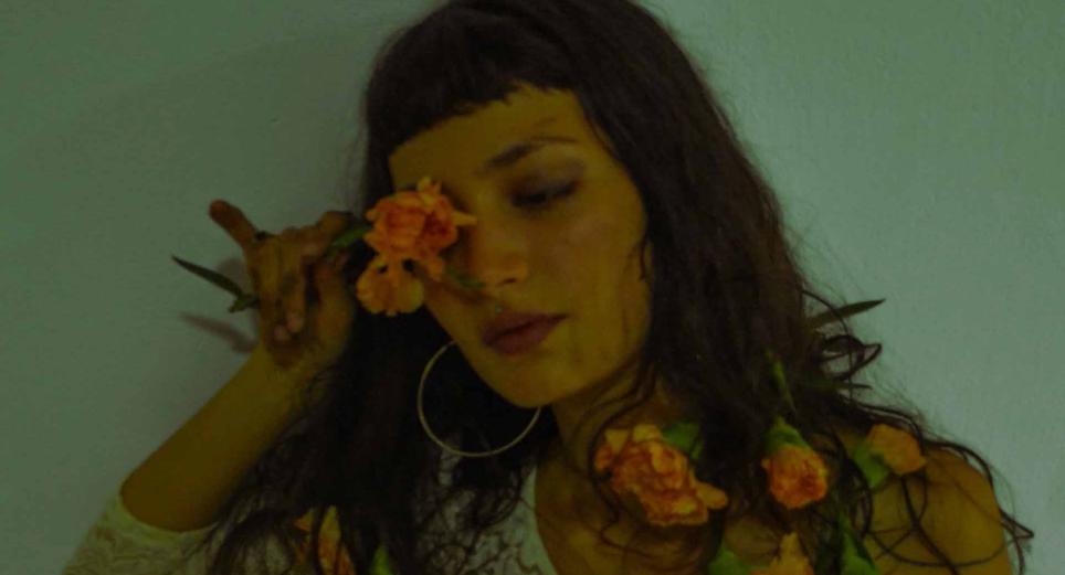 Sentimos la 'Mugre Bajo Las Uñas' que nos conecta con nuestros entornos ambientales con la artista Maleza