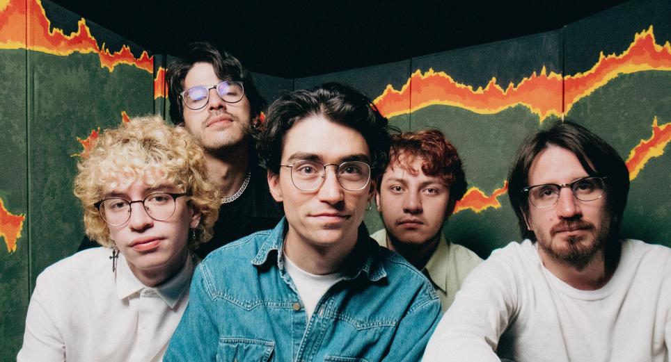 Casi muestra su visión del rock latino en ‘Si el Tiburón se Come el Cable’, su segundo álbum 