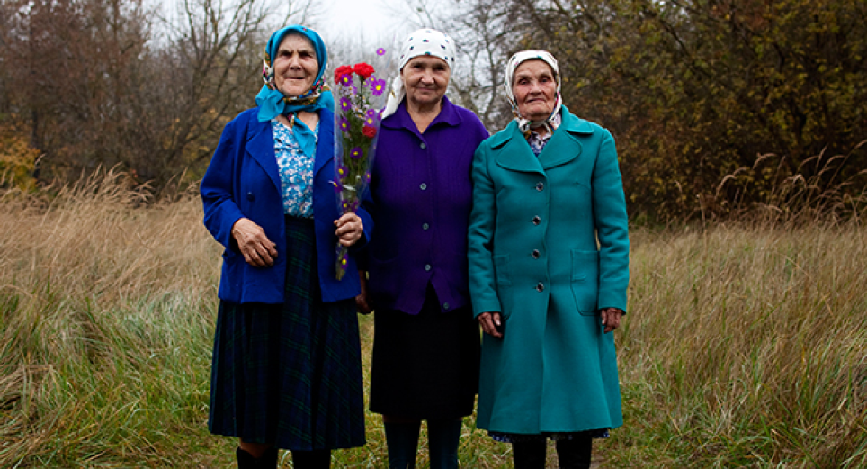 Las babushkas de Chernóbil: el grupo de mujeres que desafió la radiación y el olvido 