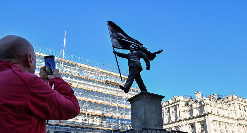 El artista anónimo Banksy regresó, esta vez con una escultura en una plaza de Londres 