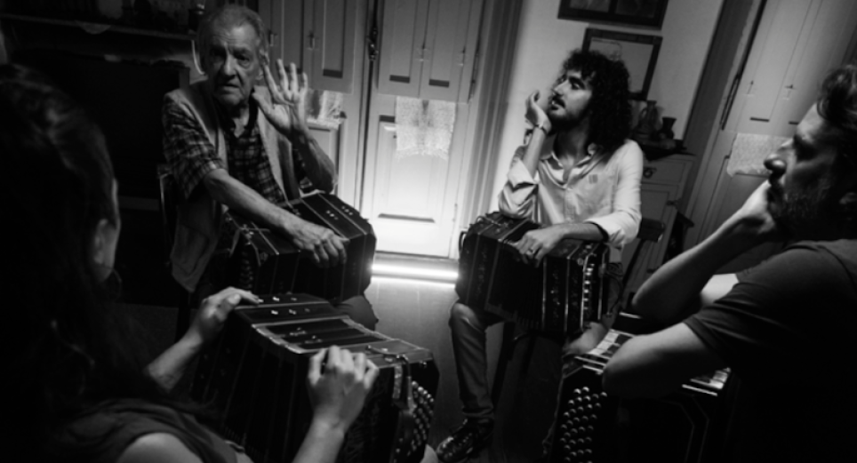 Pablo Jaurena convierte el bandoneón en un diálogo entre generaciones con el videoclip de Un dios hecho cenizas