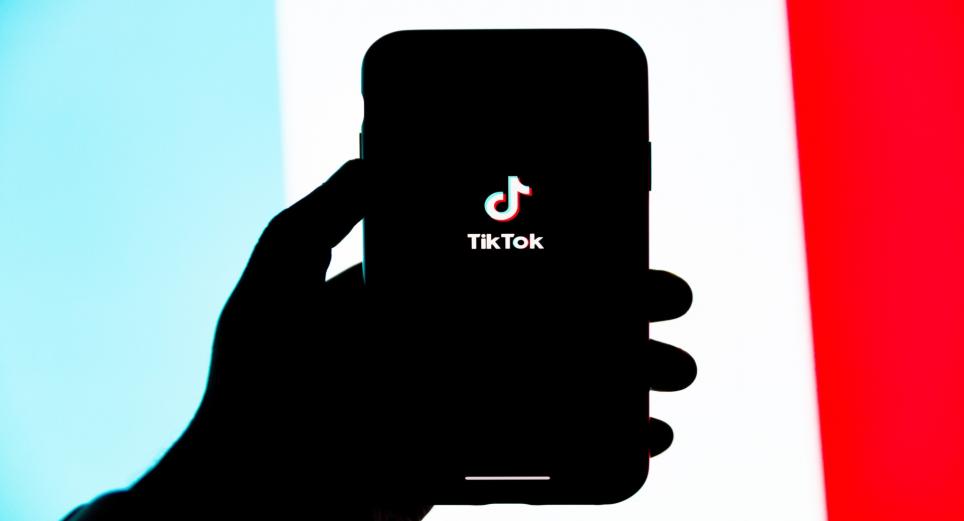 Tiktokers ponen en peligro a atletas olímpicos homosexuales filtrando sus fotos