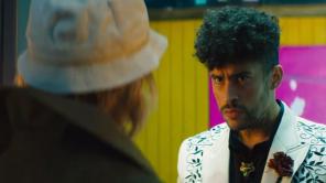 El reconocido actor y el rapero y compositor puertoriqueño se enfrentan en una icónica pelea. 