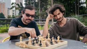 El 20 de julio explicado desde un juego de ajedrez. Foto por: Pablo Durán