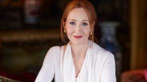 J. K. Rowling aborda sus comentarios contra personas trans en un nuevo podcast