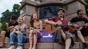 Isaac et Nora presenta "Lejanía" junto a Monsieur Periné
