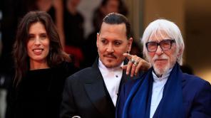 Imagen tomada de @festivaldecannes en Instagram: Maïwenn, Johnny Depp y Pierre Richard