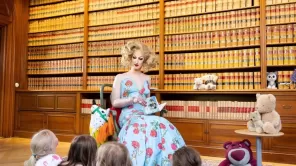 El vicealcalde de Estocolmo Jan Jonsson, vestido de drag queen para criticar la intolerancia de la ultraderecha, en una imagen difundida por el Partido Liberal el 15 de junio de 2023 © Robin Backman / Liberalerna Stockholm/AFP