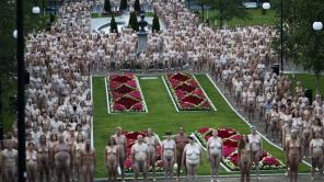 Mil personas posan desnudas para un fotógrafo en Finlandia | Fotos de AFP